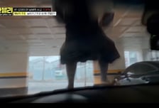 남의 차 보닛 올라타 '트월킹'...만취 여성, 경찰에게도 '난동'