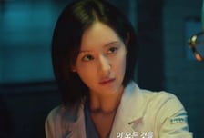 '닥터X' 김지원, 수술 집도하다 목 졸리는 위기…"미친 거 아냐?"