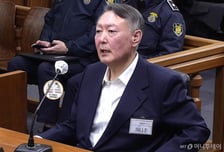 '한덕수 재판서 위증' 혐의 윤석열 전 대통령 2심도 무죄…'미소 활짝'