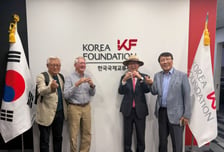 "더 넓은 세상을 보여줬다"…60년만에 재회한 '파란 눈'의 선생님
