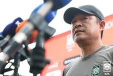 "韓 축구에 왜 그러나" 어제는 야구장 잘못 가더니, 오늘은 버스도 안 왔다... AG 연이틀 황당 수난
