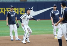 [포토] 류지현 감독 '베이스 러닝은 이렇게'