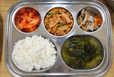 "어린이집 급식사진, AI 같다" 엄마 의심에...교사들 남긴 댓글
