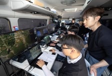 정찰부터 타격까지 스스로…대한항공, 국산 AI 드론 군집작전 공개