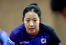 "출전하는 모든 종목 금메달 따고 싶다" 신유빈, 선수단 본진 기수로 나섰다! 韓 탁구 대표팀 결전지 日 나고야 출국