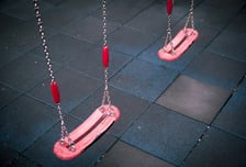 그네 밀어주며 엉덩이 '쓱'…어린이 추행한 60대 아동안전지킴이