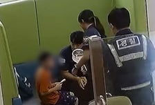 "아저씨 딸도 그랬단다"…길 잃은 초등생 보듬은 경찰들 [오따뉴]