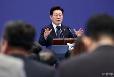 李대통령 "서울 집값 상승, 수도권 집중·부동산 불패신화 때문"