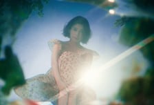 아이유, 이별은 띄어 쓰고 우정은 이어 쓴 '이 별로부터' [뉴트랙 쿨리뷰]
