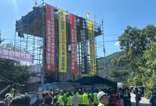 강남 마지막 판자촌 '구룡마을'…불법 망루 강제 철거 진행