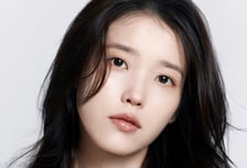 아이유, 데뷔기념일 맞아 2억 기부...역시 '나눔천사'