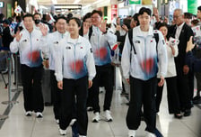 "태극기 들지 마" 한국 선수단 제지한 일본 공항...이유도 설명 안 했다