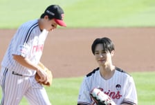 [포토] 하이라이트 이기광 '임찬규 100승 축하합니다'