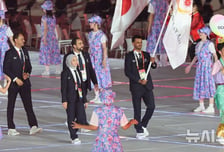 "왜 한국·중국 옷처럼 보이지?" AG 개회식 의상에 日도 술렁... 선수단 안내요원 복장 '갑론을박'