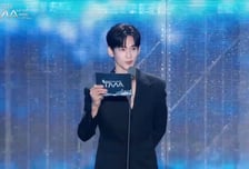 "반갑습니다"…김수현, 1년 6개월만 국내 공식 석상