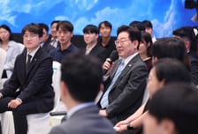 김승원·연임개헌 '불씨' 끈 靑… 다시 민생개혁 드라이브