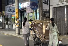 고물상까지 1시간..."같이 가요" 폐지 수레 밀어준 두 여학생[오따뉴]