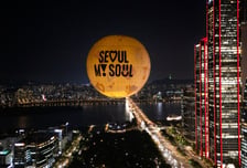 보름달 뜬 밤하늘…계류식 열기구 서울달, 추석 연휴 밤 9시까지 운영