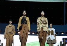 모델 박둘선과 시민모델이 함께 구성한 '천연염색 런웨이'