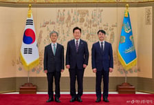 李대통령, 김성수 대법관 임명장 수여…조희대 대법원장 차담