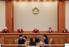 헌재, '자식 없이 사망한 장남, 사망 시 아내가 상속' 관습법 '합헌' 결정