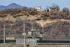 서부전선 DMZ 수색 중 지뢰 추정 폭발사고…軍간부 2명 중상