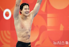亞 집어삼킨 '198cm 인간 어뢰' 김영범 "레전드 되겠다" 약속 지켰다... 자유형 50m 금메달+반나절 만에 신기록 2번 [아이치 나고야 AG]