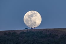 덜 영근 '한가위 보름달' 25일 저녁 5시 34분 뜬다...가장 둥근달은?