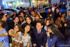 'K-푸드 인기 실감'…추석 앞두고 뉴욕 코리아타운 찾은 李대통령 부부