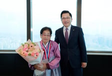 오직 한 길…100세에도 매일 출근해 신계약 따내는 보험설계사