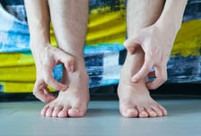선선해졌다고 안심? 여름철 생긴 '발톱무좀', 가을에도 관리해야