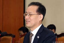 이형일 "눈앞 지표에 안주해선 안 돼…거시경제 분석 역량 높여야"