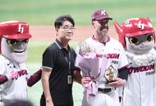'NC 방출 딛고 우뚝' 키움 데이비슨, KBO 통산 100홈런 시상식 열렸다! "의미 있는 기록 기뻐"