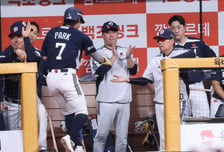 [포토] 김원형 감독 '박찬호 굿잡'