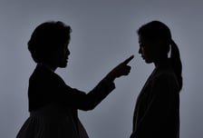 "며느리가 시아버지 꾀어, 손자 DNA검사 해야"…새엄마의 '충격' 뒷담화