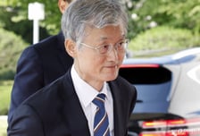 靑, 조희대 '재제청 거부'에 "권한쟁의심판 청구 검토 안 한다"