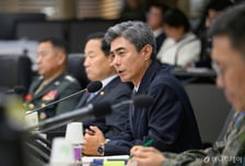 강신철 국방장관, DMZ 폭발사고 부상 장병 위문…"책임지고 지원"