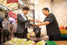 "부천시장도 추석 장 봅니다"…조용익, 전통시장서 찍은 '민생 도장'