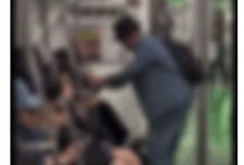 지하철 노약자석에 젊은 여성…끌어내자 발로 '퍽'[더영상]