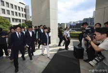 대법원 몰려간 與 "조희대 11시에 연가쓰고 나가...李 등에 칼 꽃았다"