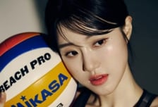 '비키니+노출증 악플' 이겨낸 신지은 "멋진 의상" 소신 발언에 日도 '들썩'... 포털 종일 점렴 "노출 아닌 멋이다"