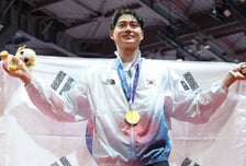 '디스크 투혼' 오상욱, AG 펜싱 사브르 2연패…한국 8번째 金