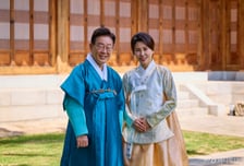李대통령 부부 추석 인사…"국민 삶에 환한 빛 비춰지게 더 힘껏 뛸 것"