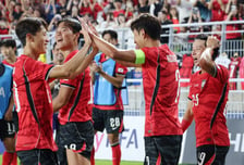 [포토] 손흥민, 이재성과 하이파이브