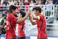 [포토] 손흥민, 다음은 설영우 차례