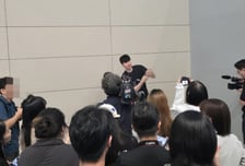 이현중 출국길 확 달라졌다! 공항 가득 메운 팬들에 "金보다 더 실감 안 나, 이분들 없었으면 저도 없었다"... 마지막까지 팬 서비스하고 美로 [인천 현장]