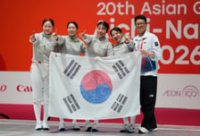 여자 사브르도 '금빛' 찌르기...남녀 동반 우승, 펜싱 메달 10개 수확