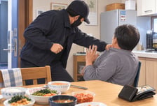 15년 지인 집 열쇠 '슬쩍'...빈집서 밥 훔쳐먹다 걸리자 흉기 꺼냈다