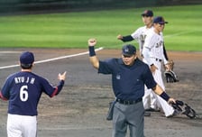 [한번에쓱]'8회초 김지찬의 주루방해에 대해 어필하는' 류지현 감독