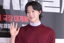 우즈, 원폭 소재 일본영화 출연?…"대본 받고 고사" 직접 해명